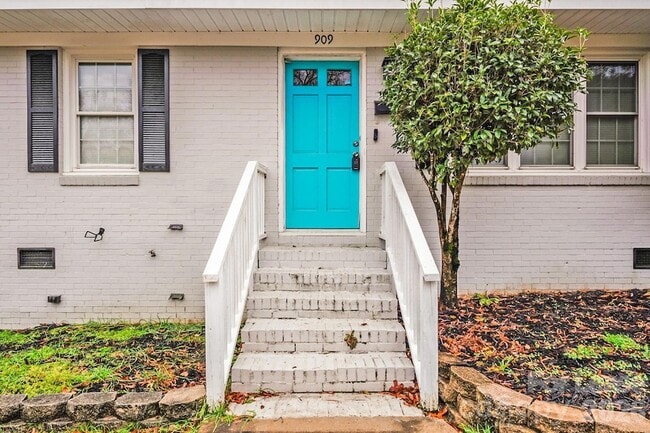 Building Photo - 909 Marion St