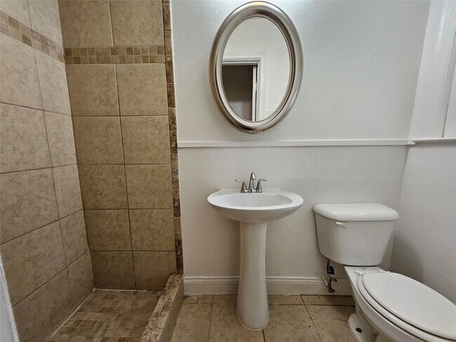 Building Photo - 4 BEDROOM, 2 BATH! CORNER LOT