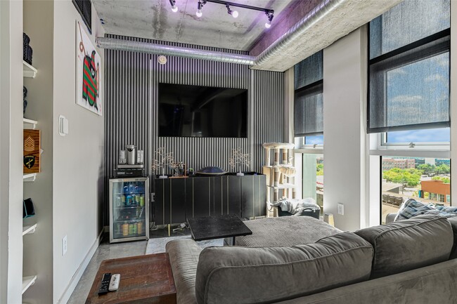 Building Photo - 2000 Bagby St