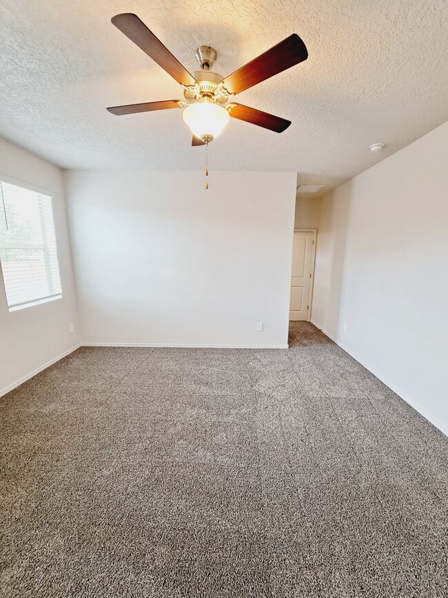 Building Photo - Beautiful 3 Bedroom 2 Bathroom located in Huning Ranch