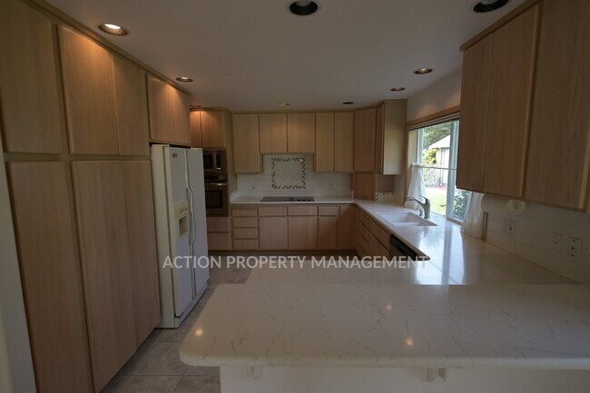 Building Photo - 2 bed + office, 2 bath, 2 car garage condo in Sunland