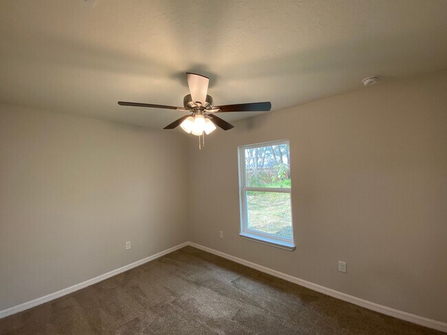 Building Photo - *** NOT AVAILABLE TO SHOW TILLL MID APRIL *** Custom Home - Desirable SE Ocala Neighborhood 3/2/2...