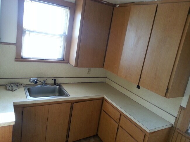 Building Photo - Awesome 3 bedroom Eastpointe Stunner