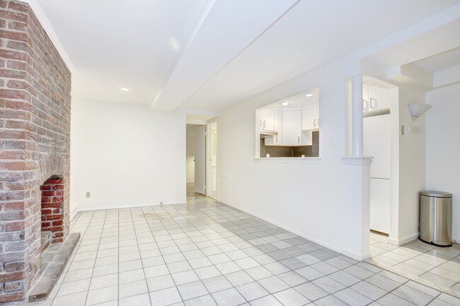 Building Photo - 1217 1/2 Independence Ave SE-