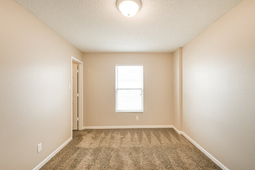 Building Photo - 952 Ravine Dr