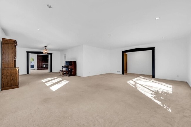 Building Photo - 280 Angelita Ave