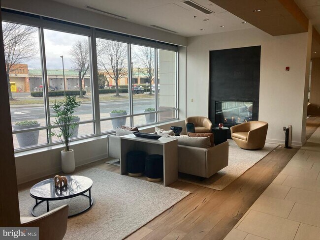 Building Photo - 5750 Bou Ave