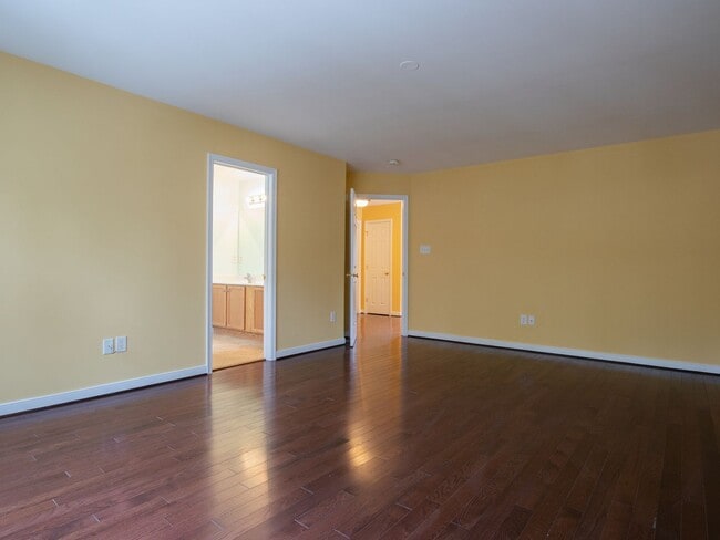 Building Photo - 4 bed townhouse available now!