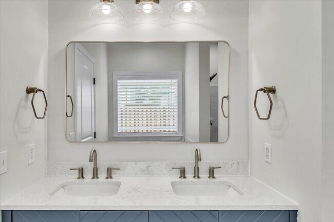 Building Photo - Completely Renovated 4 Bed/2 Bath in White...