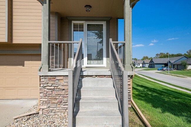 Building Photo - Beautiful Townhome in Shadow View