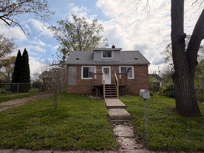 Building Photo - Rehabbed Waterford house available now!