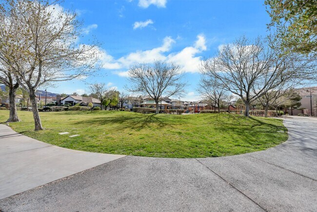 Building Photo - Bright Ground-Floor Condo in Gated Traverse Point with Pool & Spa Amenities