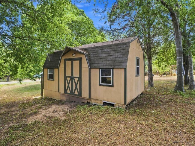 Building Photo - 1303 Lovers Ln