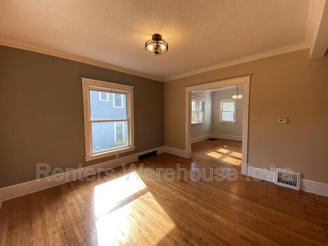 Building Photo - 1622 E 8th St