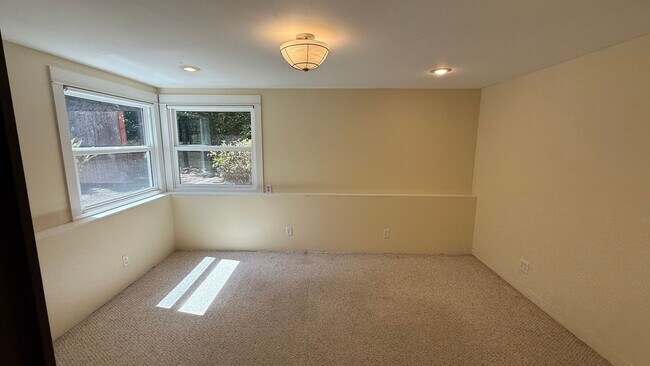 Building Photo - 3010 SW Underwood Dr