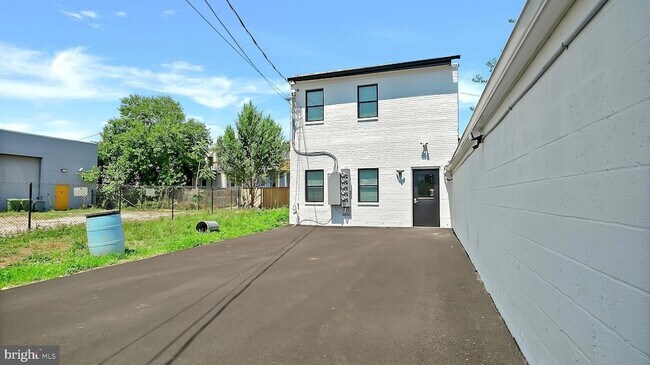 Building Photo - 1225 Washington Blvd
