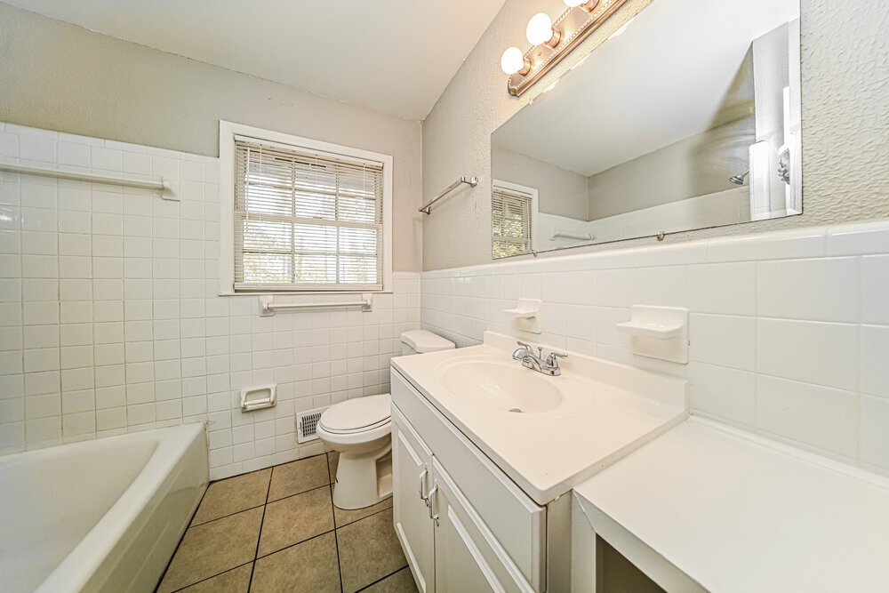 Building Photo - 2107 Hilton Dr