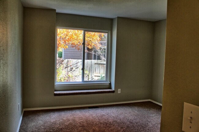 Building Photo - 4 bed 3 bath Stonegate home across from park