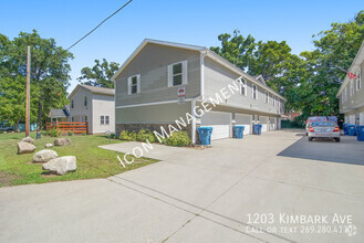 Building Photo - GARAGES!!