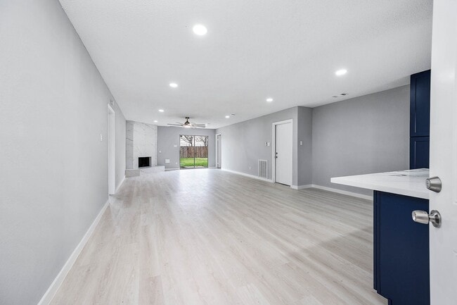 Building Photo - 3610 Brier Gardens Dr