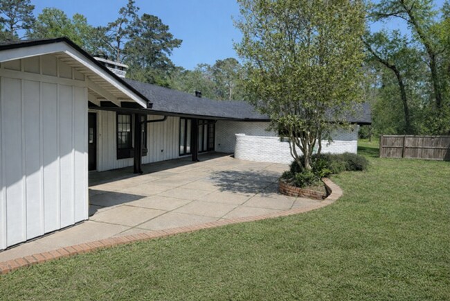 Building Photo - 902 N Texas St