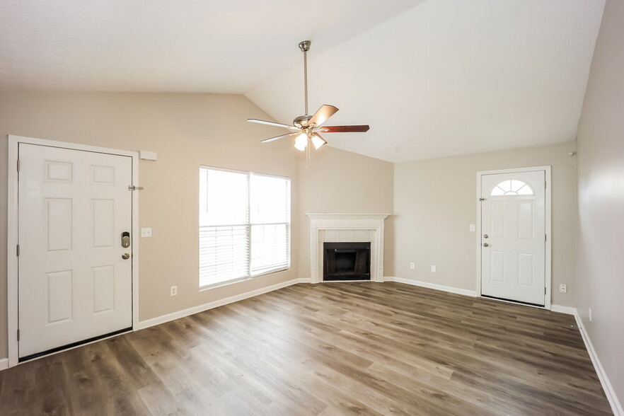 Building Photo - 220 Willow Springs Dr