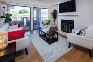 Building Photo - 212 W 10th St