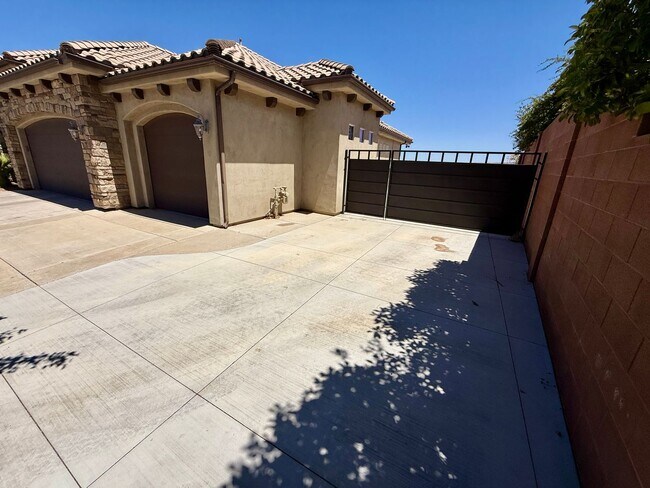 Building Photo - Beautiful Five-Bedroom Home in Tonaquint V...