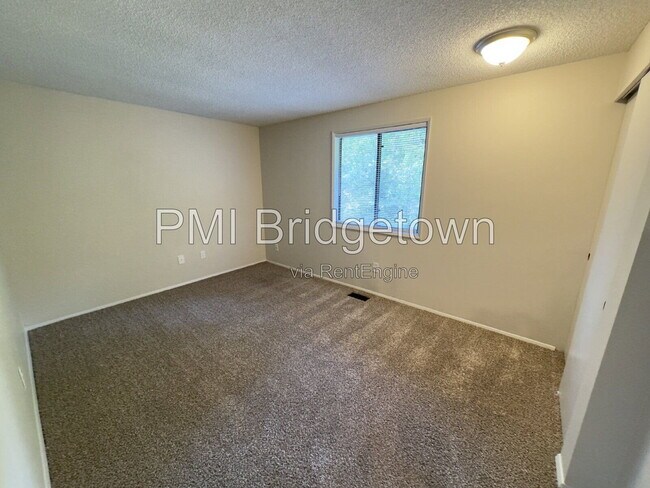 Building Photo - 702 SW 6th Ct