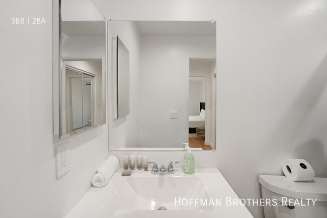 Building Photo - 7441 Hazeltine Ave