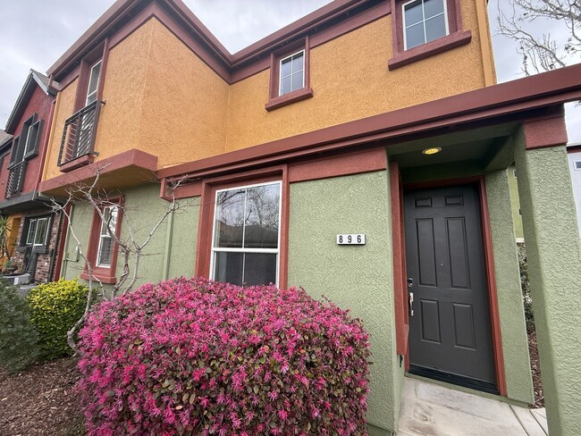 Building Photo - Modern 2 bedroom, 2.5 Bathroom Townhouse i...