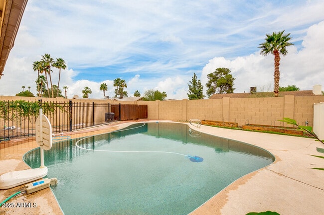 Building Photo - 1968 E Del Rio Dr