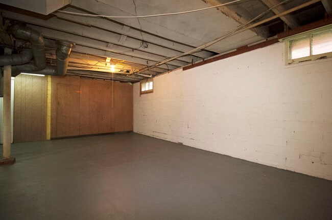 Building Photo - 2151 W Sylvania Ave