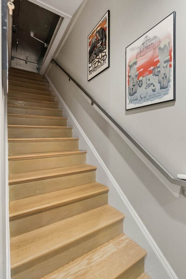 Building Photo - Mt Vernon Square Penthouse Condo