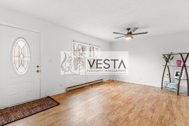 Building Photo - 220 Meredith Lp