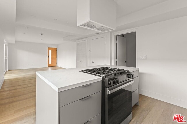 Building Photo - 1752 N Van Ness Ave