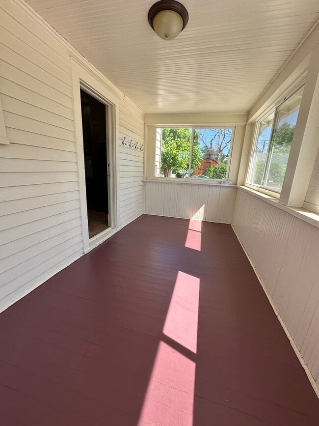 Building Photo - Amazing 3 bedroom home avail NOW