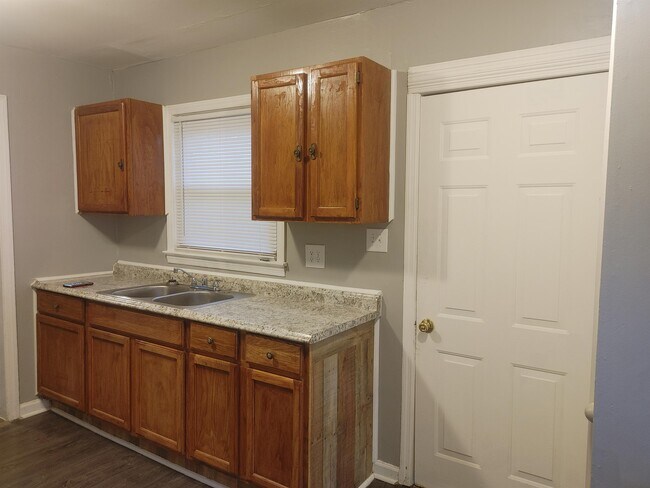 Building Photo - 2552 Kaufman Dr