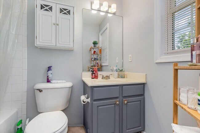 Building Photo - 11814 Gardenia Dr