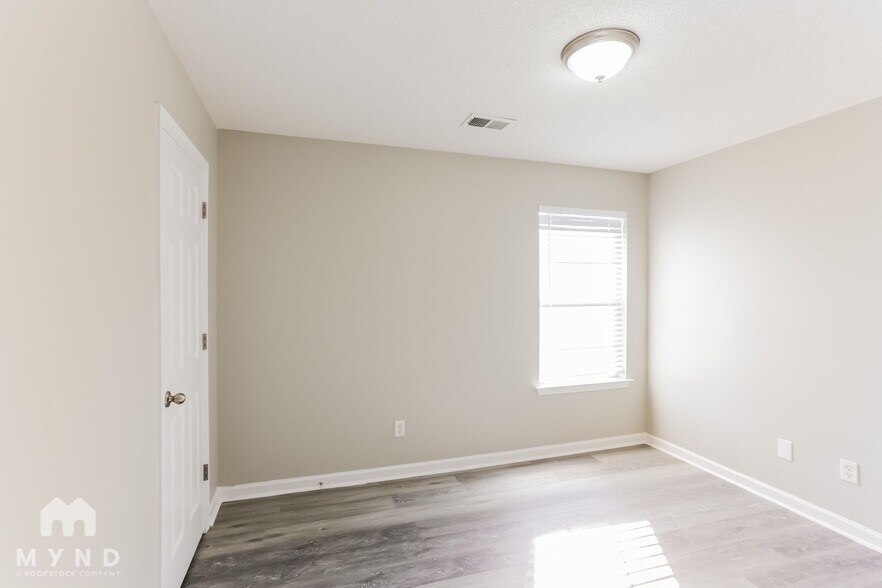 Building Photo - 540 Classic Dr N