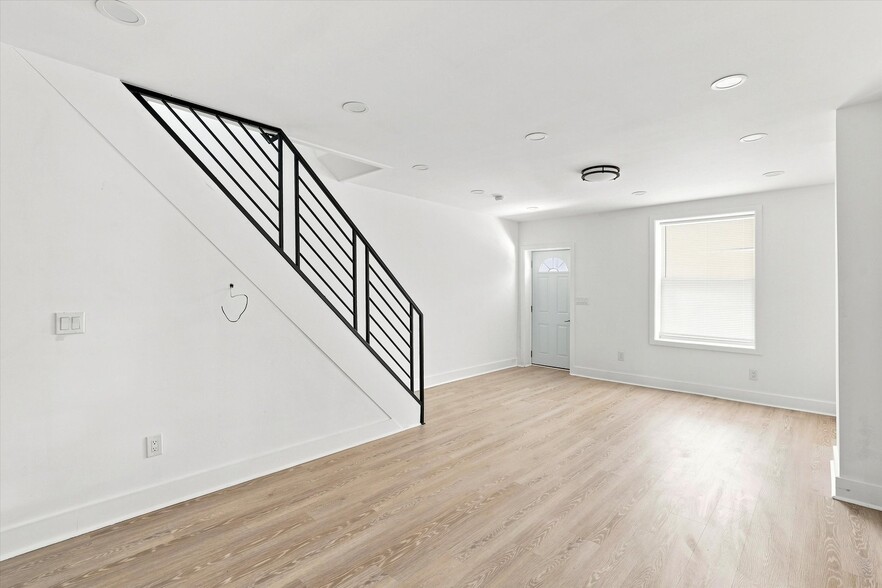 Building Photo - 5044 Parrish St