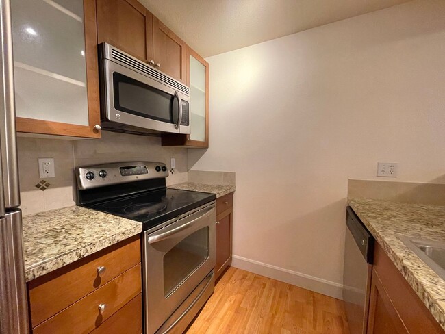 Building Photo - Beautiful 1 Bed 1 Bath Condo w/ Parking In...