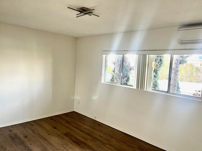 Building Photo - 2054 Chariton St