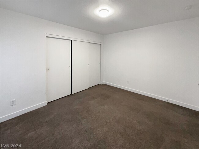 Building Photo - 3749 Carlyle Dr