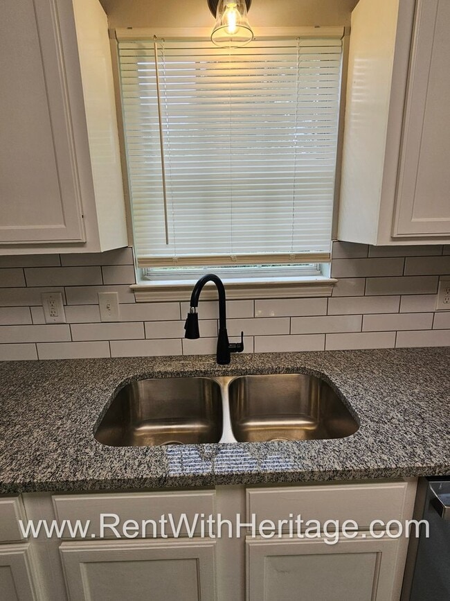 Building Photo - Gorgeous 5 bedroom/ 3 bath/ Upgrades Galor...