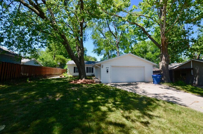 Building Photo - Cozy Home near Merle Hay!