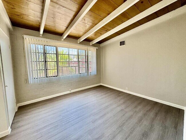 Building Photo - 1 Bedroom with private yard