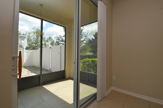 Building Photo - Gorgeous 3/2.5 Townhome in East Orlando ~ ...