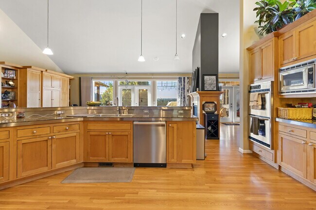 Building Photo - Beautiful, 5-Bedroom, Spacious, Damascus Home with Incredible Views