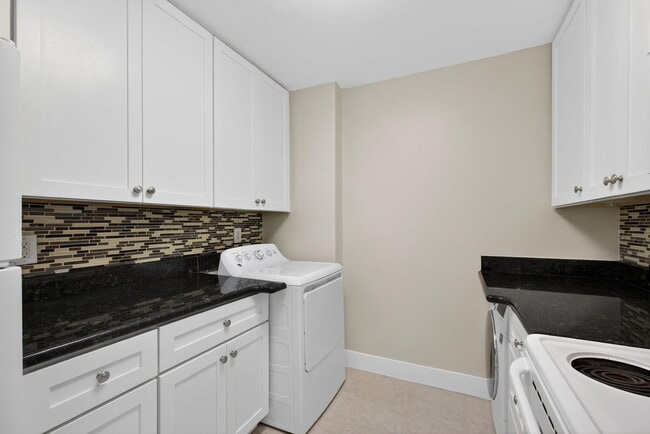 Building Photo - 2040 Greenview Shores Blvd